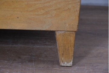 和製ヴィンテージ　美品　荘内家具工芸社　木枠の風合いが楽しめる小振りサイズの縦型ガラスケース　(R-085587)