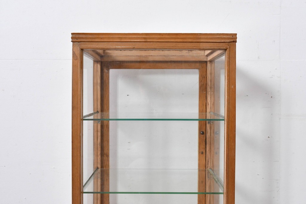 和製ヴィンテージ　美品　荘内家具工芸社　木枠の風合いが楽しめる小振りサイズの縦型ガラスケース　(R-085587)