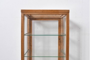 和製ヴィンテージ　美品　荘内家具工芸社　木枠の風合いが楽しめる小振りサイズの縦型ガラスケース　(R-085587)
