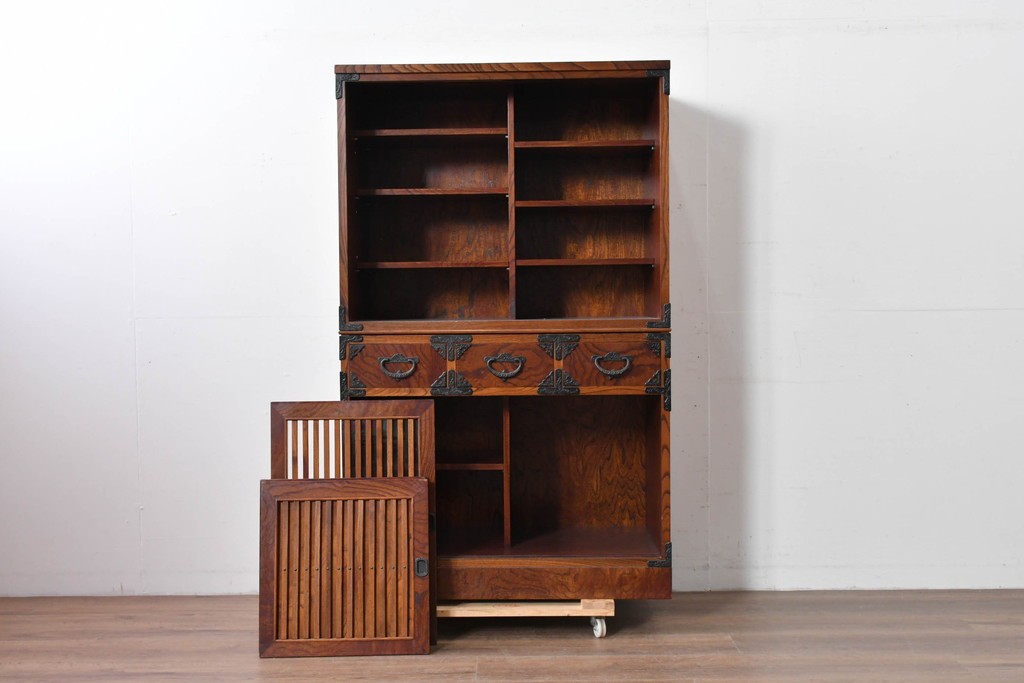 中古　岩谷堂箪笥　格子戸と重厚な金具が調和した重ね水屋箪笥　(R-085590)