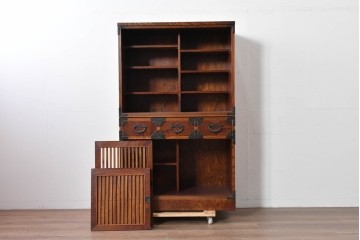 中古　岩谷堂箪笥　格子戸と重厚な金具が調和した重ね水屋箪笥　(R-085590)