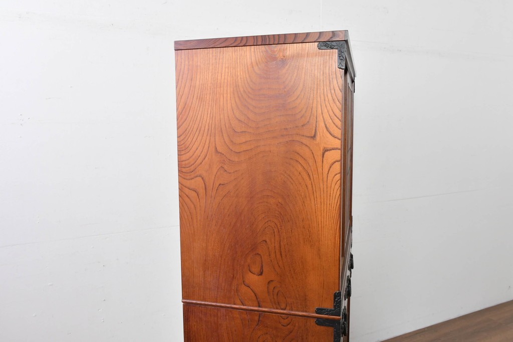 中古　岩谷堂箪笥　格子戸と重厚な金具が調和した重ね水屋箪笥　(R-085590)