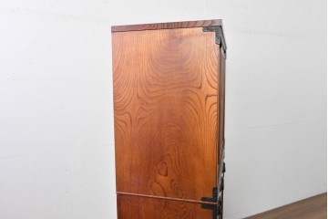 中古　岩谷堂箪笥　格子戸と重厚な金具が調和した重ね水屋箪笥　(R-085590)