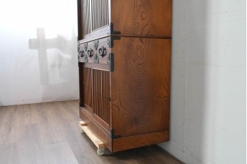 中古　岩谷堂箪笥　格子戸と重厚な金具が調和した重ね水屋箪笥　(R-085590)