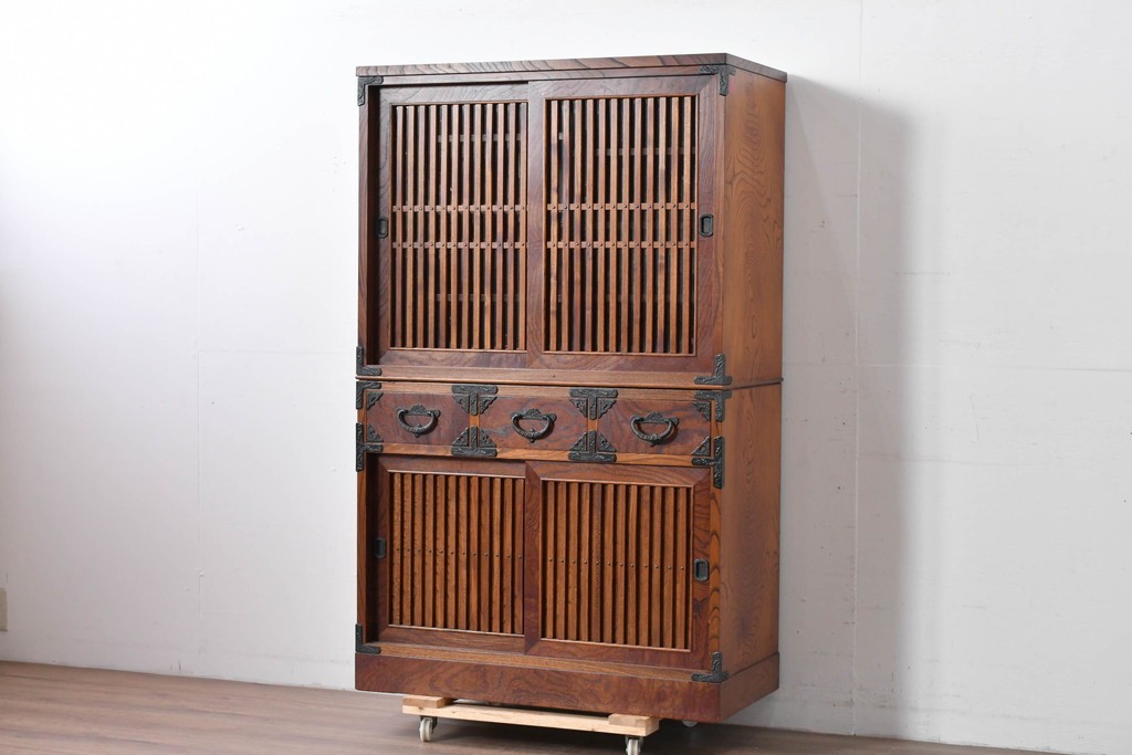 中古　岩谷堂箪笥　格子戸と重厚な金具が調和した重ね水屋箪笥　(R-085590)