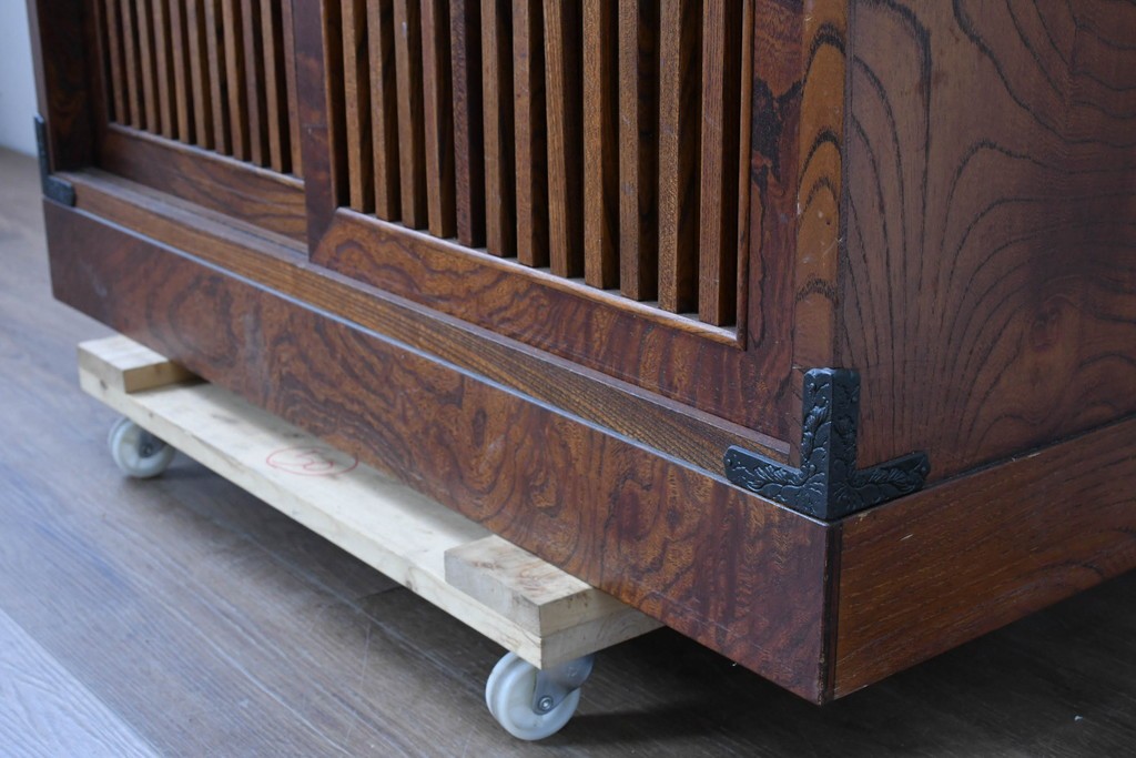 中古　岩谷堂箪笥　格子戸と重厚な金具が調和した重ね水屋箪笥　(R-085590)