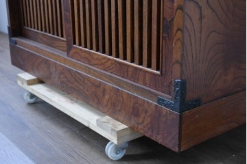 中古　岩谷堂箪笥　格子戸と重厚な金具が調和した重ね水屋箪笥　(R-085590)