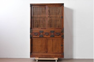 中古　岩谷堂箪笥　格子戸と重厚な金具が調和した重ね水屋箪笥　(R-085590)