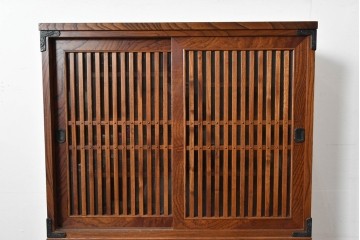 中古　岩谷堂箪笥　格子戸と重厚な金具が調和した重ね水屋箪笥　(R-085590)