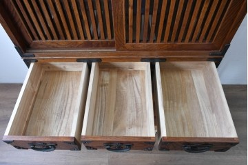 中古　岩谷堂箪笥　格子戸と重厚な金具が調和した重ね水屋箪笥　(R-085590)