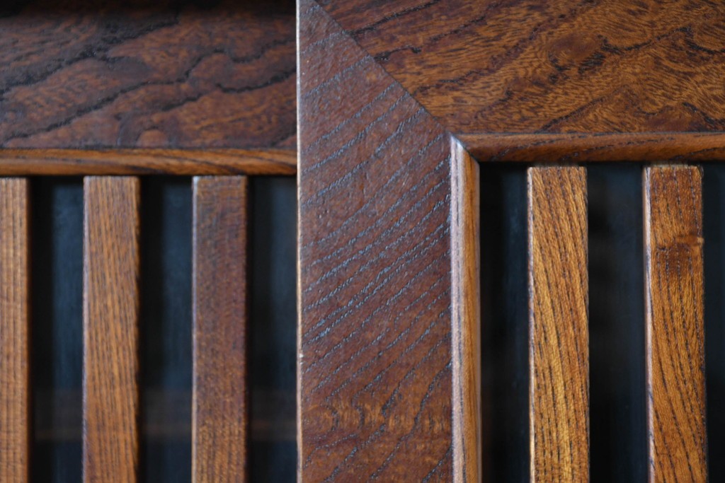 中古　岩谷堂箪笥　格子戸と重厚な金具が調和した重ね水屋箪笥　(R-085590)