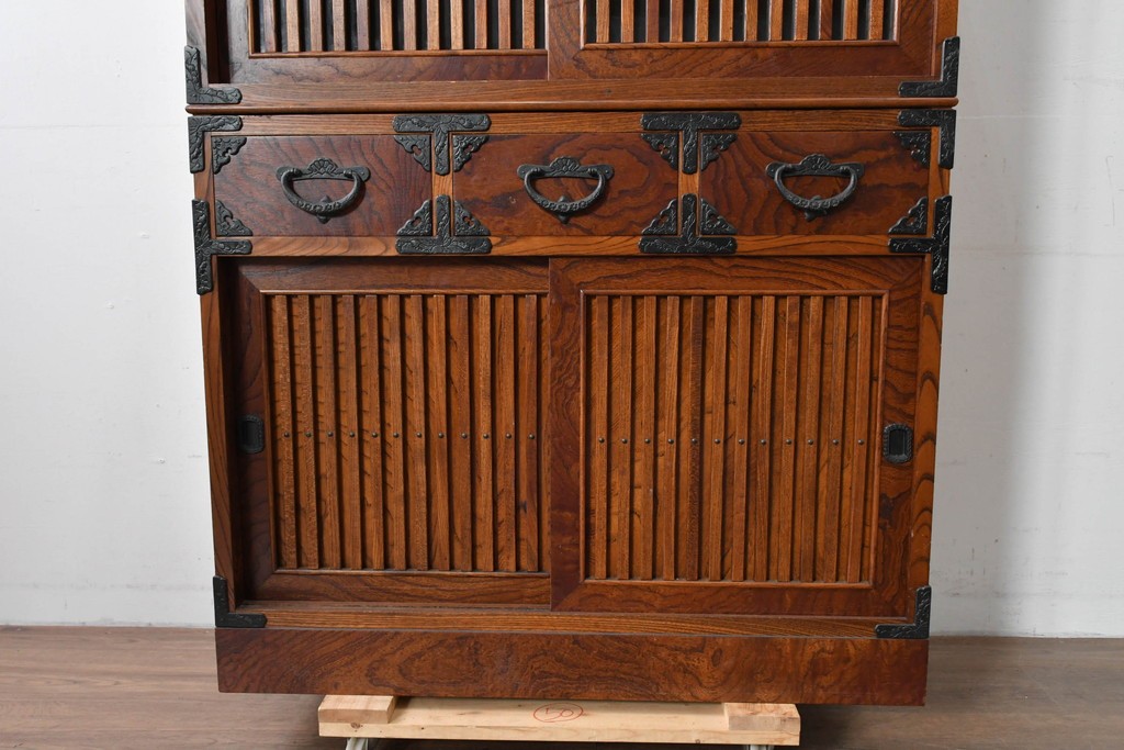 中古　岩谷堂箪笥　格子戸と重厚な金具が調和した重ね水屋箪笥　(R-085590)