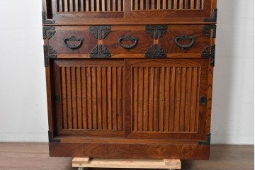 中古　岩谷堂箪笥　格子戸と重厚な金具が調和した重ね水屋箪笥　(R-085590)