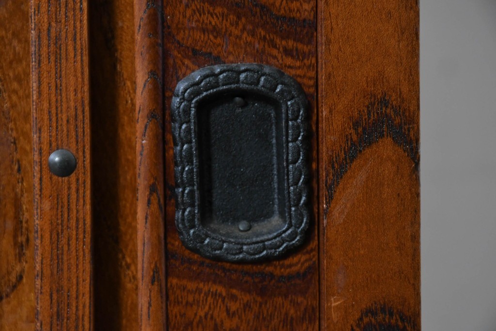 中古　岩谷堂箪笥　格子戸と重厚な金具が調和した重ね水屋箪笥　(R-085590)