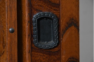 中古　岩谷堂箪笥　格子戸と重厚な金具が調和した重ね水屋箪笥　(R-085590)