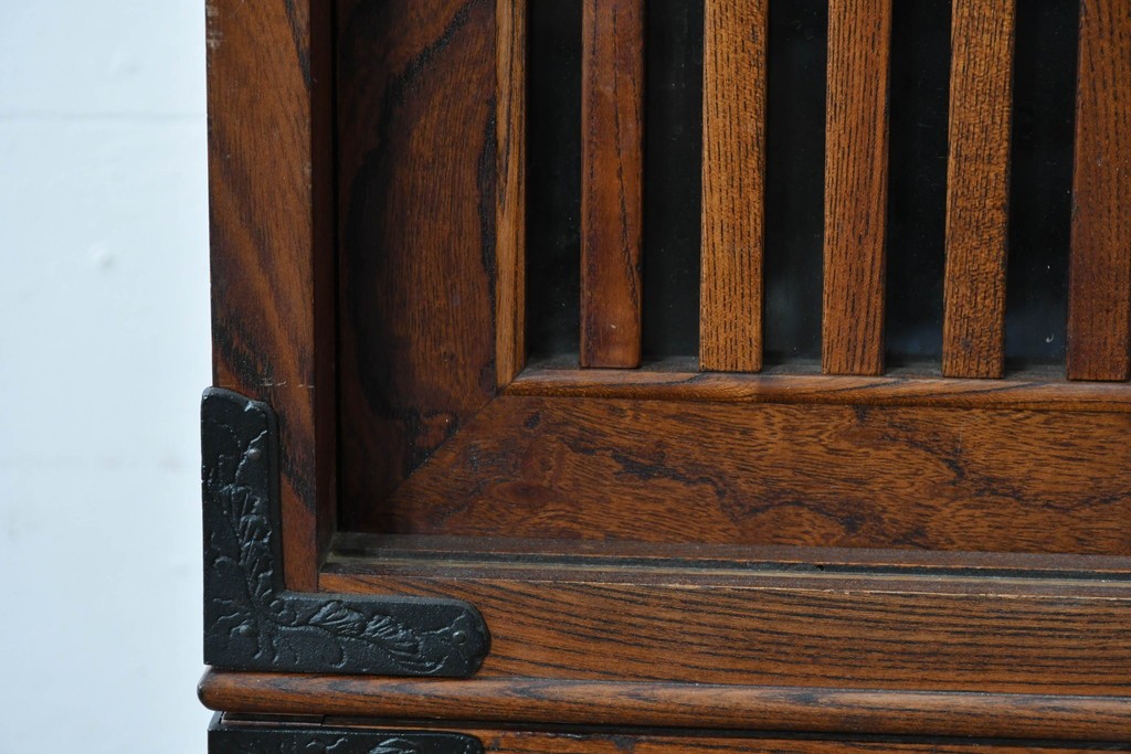 中古　岩谷堂箪笥　格子戸と重厚な金具が調和した重ね水屋箪笥　(R-085590)