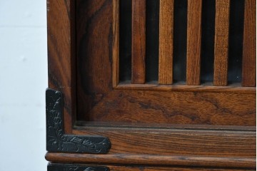 中古　岩谷堂箪笥　格子戸と重厚な金具が調和した重ね水屋箪笥　(R-085590)