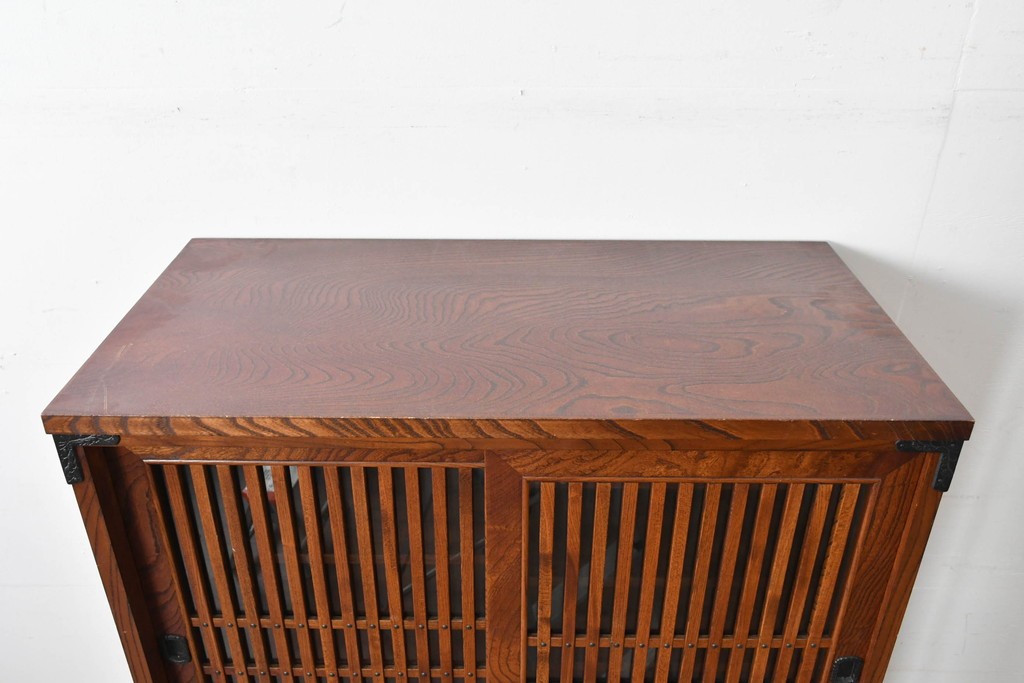 中古　岩谷堂箪笥　格子戸と重厚な金具が調和した重ね水屋箪笥　(R-085590)