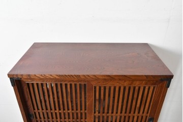 中古　岩谷堂箪笥　格子戸と重厚な金具が調和した重ね水屋箪笥　(R-085590)