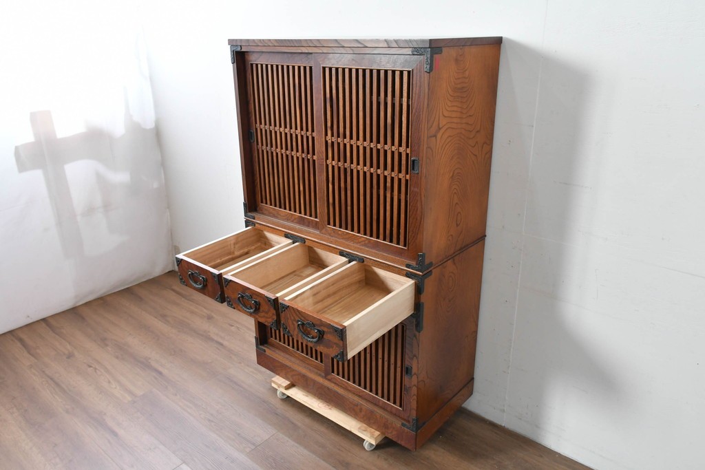 中古　岩谷堂箪笥　格子戸と重厚な金具が調和した重ね水屋箪笥　(R-085590)