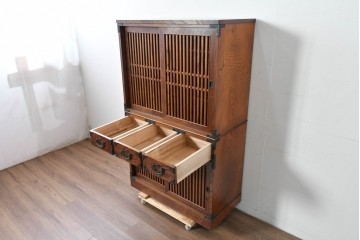 中古　岩谷堂箪笥　格子戸と重厚な金具が調和した重ね水屋箪笥　(R-085590)