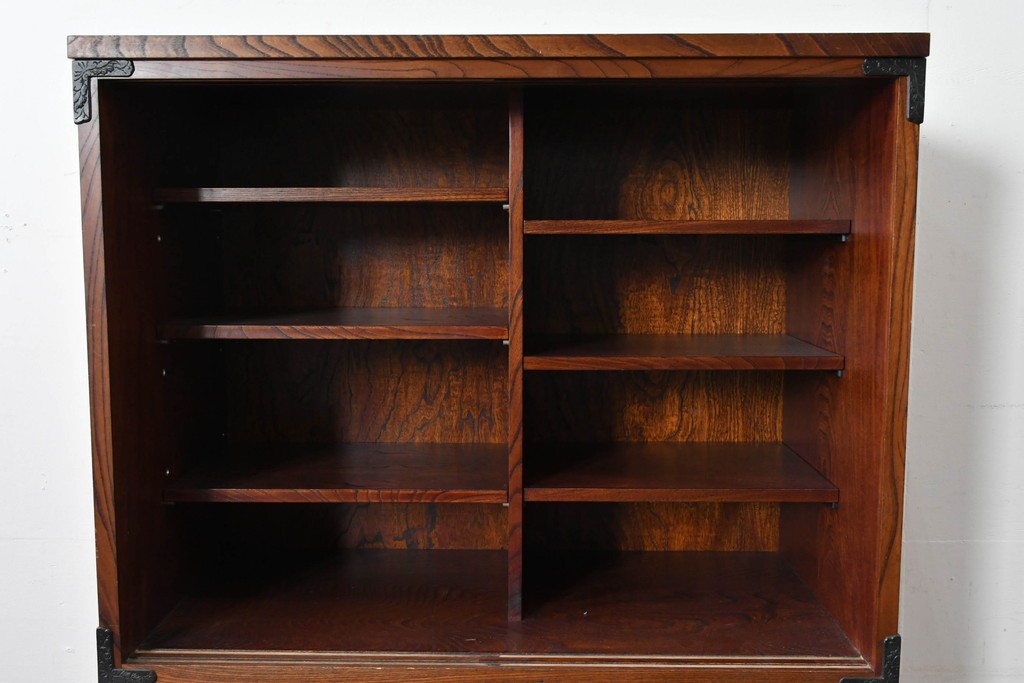 中古　岩谷堂箪笥　格子戸と重厚な金具が調和した重ね水屋箪笥　(R-085590)