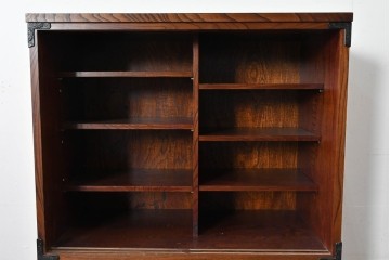 中古　岩谷堂箪笥　格子戸と重厚な金具が調和した重ね水屋箪笥　(R-085590)