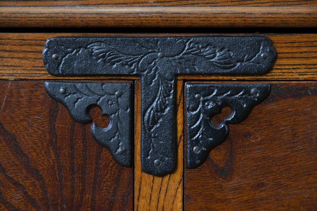 中古　岩谷堂箪笥　格子戸と重厚な金具が調和した重ね水屋箪笥　(R-085590)