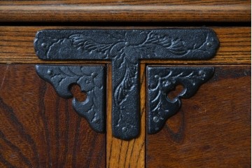 中古　岩谷堂箪笥　格子戸と重厚な金具が調和した重ね水屋箪笥　(R-085590)