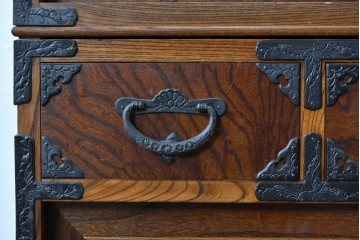 中古　岩谷堂箪笥　格子戸と重厚な金具が調和した重ね水屋箪笥　(R-085590)