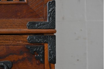 中古　岩谷堂箪笥　格子戸と重厚な金具が調和した重ね水屋箪笥　(R-085590)