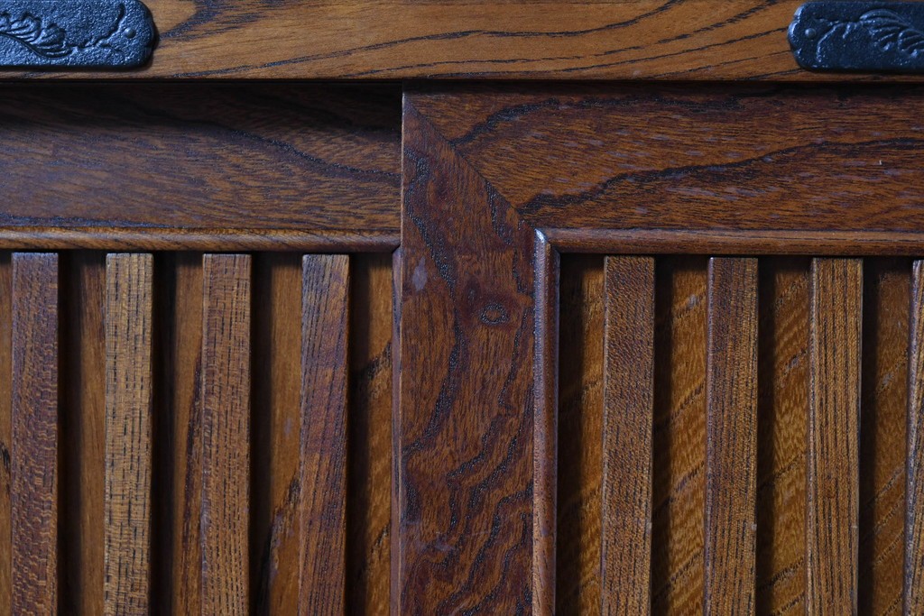 中古　岩谷堂箪笥　格子戸と重厚な金具が調和した重ね水屋箪笥　(R-085590)