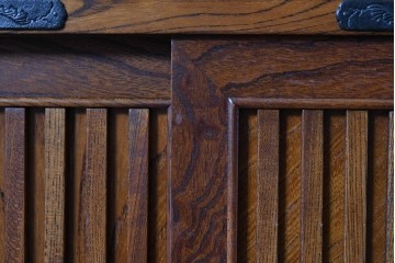 中古　岩谷堂箪笥　格子戸と重厚な金具が調和した重ね水屋箪笥　(R-085590)