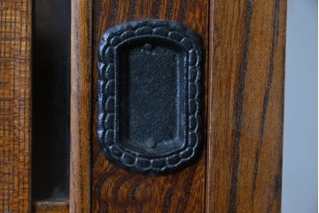 中古　岩谷堂箪笥　格子戸と重厚な金具が調和した重ね水屋箪笥　(R-085590)