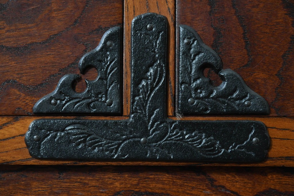 中古　岩谷堂箪笥　格子戸と重厚な金具が調和した重ね水屋箪笥　(R-085590)