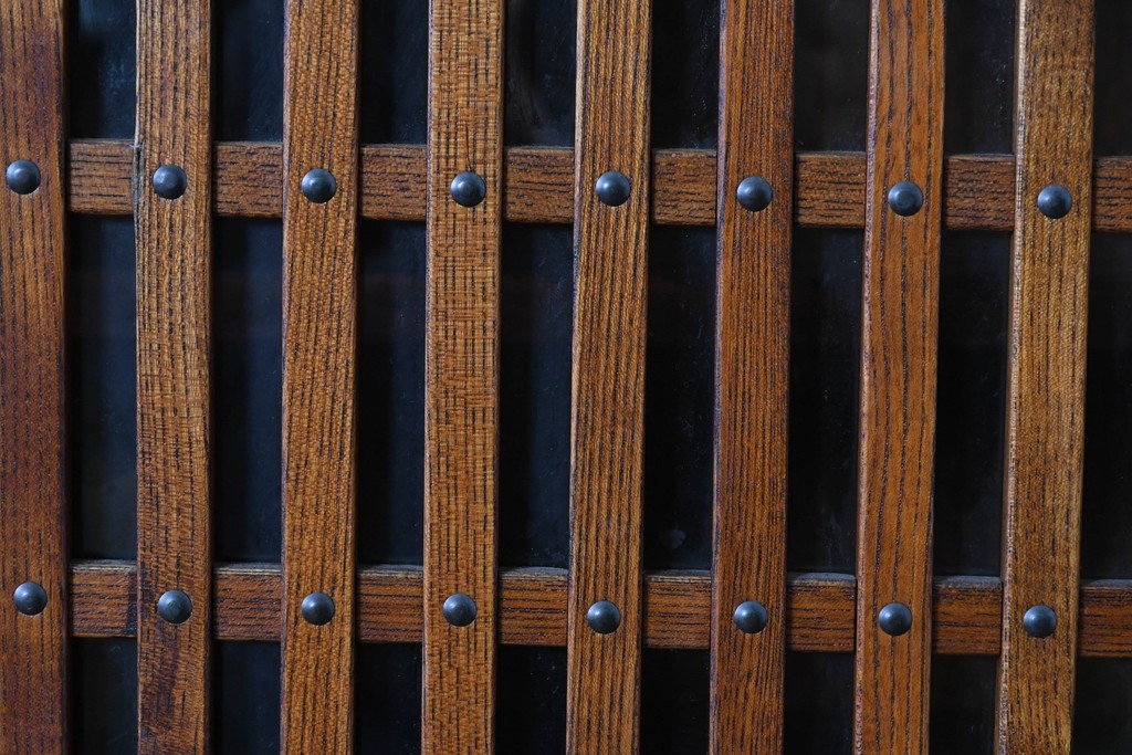 中古　岩谷堂箪笥　格子戸と重厚な金具が調和した重ね水屋箪笥　(R-085590)