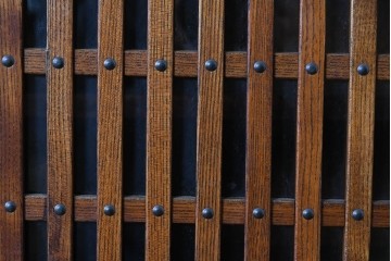 中古　岩谷堂箪笥　格子戸と重厚な金具が調和した重ね水屋箪笥　(R-085590)