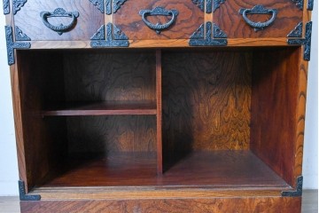 中古　岩谷堂箪笥　格子戸と重厚な金具が調和した重ね水屋箪笥　(R-085590)