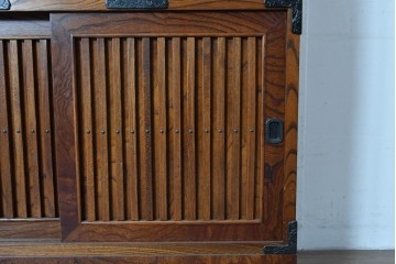 中古　岩谷堂箪笥　格子戸と重厚な金具が調和した重ね水屋箪笥　(R-085590)