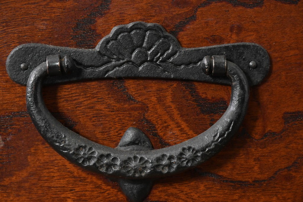 中古　岩谷堂箪笥　格子戸と重厚な金具が調和した重ね水屋箪笥　(R-085590)