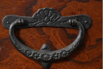 中古　岩谷堂箪笥　格子戸と重厚な金具が調和した重ね水屋箪笥　(R-085590)