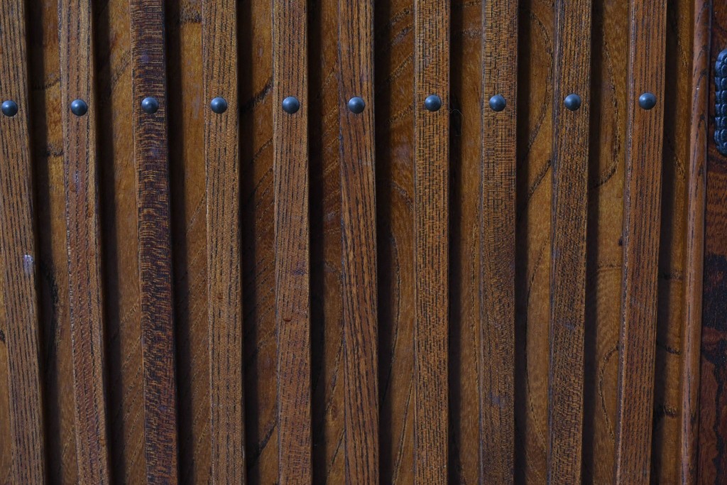 中古　岩谷堂箪笥　格子戸と重厚な金具が調和した重ね水屋箪笥　(R-085590)