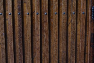 中古　岩谷堂箪笥　格子戸と重厚な金具が調和した重ね水屋箪笥　(R-085590)