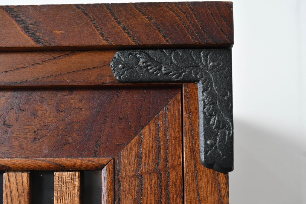 中古　岩谷堂箪笥　格子戸と重厚な金具が調和した重ね水屋箪笥　(R-085590)