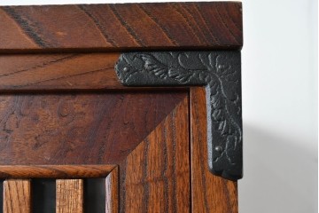 中古　岩谷堂箪笥　格子戸と重厚な金具が調和した重ね水屋箪笥　(R-085590)