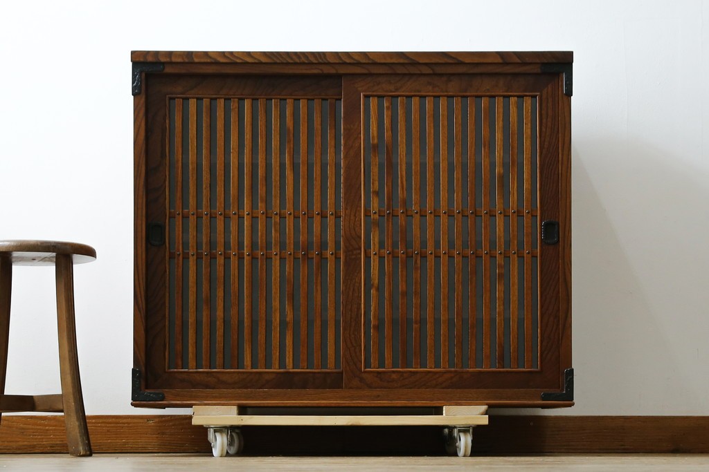 中古　岩谷堂箪笥　格子戸の意匠が目を引く水屋箪笥キャビネット　(R-085591)