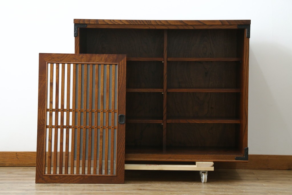 中古　岩谷堂箪笥　格子戸の意匠が目を引く水屋箪笥キャビネット　(R-085591)