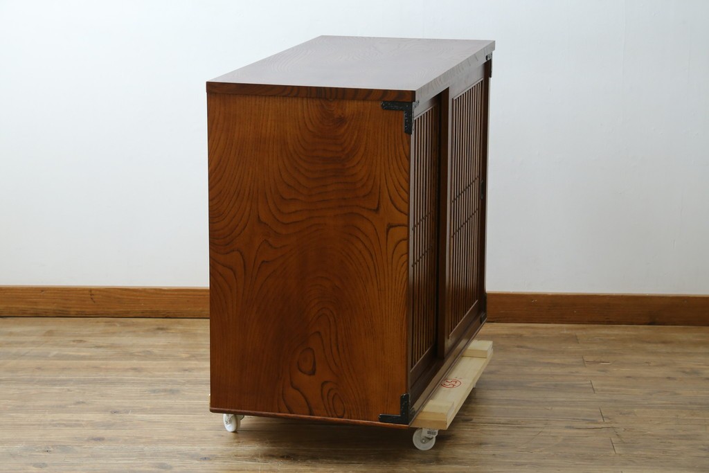 中古　岩谷堂箪笥　格子戸の意匠が目を引く水屋箪笥キャビネット　(R-085591)