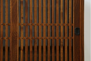 中古　岩谷堂箪笥　格子戸の意匠が目を引く水屋箪笥キャビネット　(R-085591)