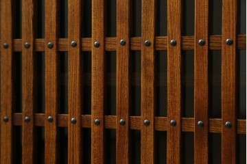 中古　岩谷堂箪笥　格子戸の意匠が目を引く水屋箪笥キャビネット　(R-085591)